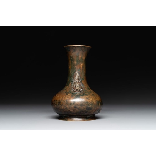 758 - A small Chinese bronze bottle vase with lion-form handles, Qing, 17th C.H.: 15 cm
Weight: 621 grams
... 