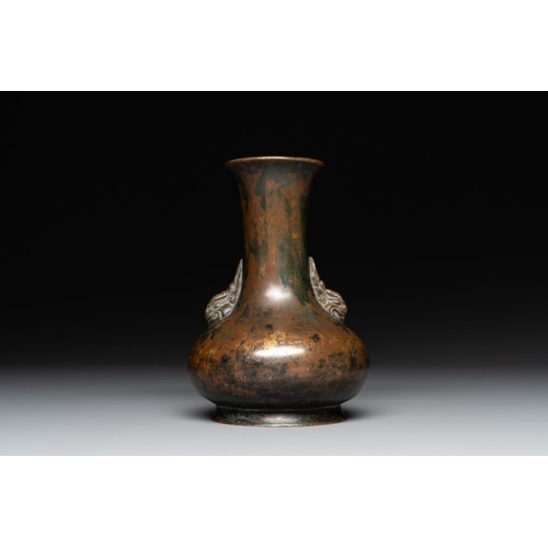 758 - A small Chinese bronze bottle vase with lion-form handles, Qing, 17th C.H.: 15 cm
Weight: 621 grams
... 