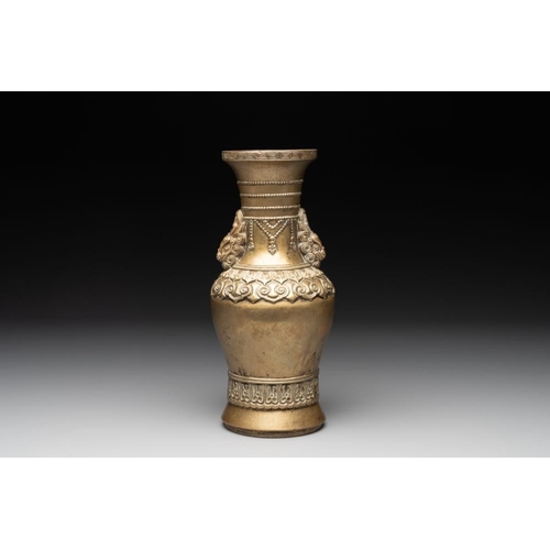 759 - A Chinese bronze vase with lion-form handles, 17/18th C.H.: 28,5 cm
Weight: 2707 grams... 