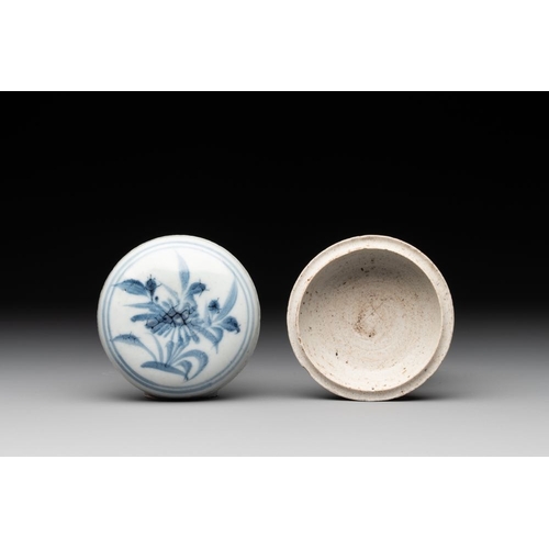 76 - A varied collection of nine Chinese blue and white wares, Ming and laterDia.: 27,5 cm (the largest d... 