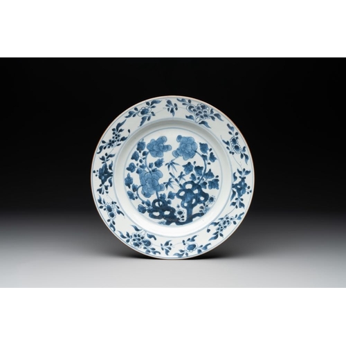 76 - A varied collection of nine Chinese blue and white wares, Ming and laterDia.: 27,5 cm (the largest d... 