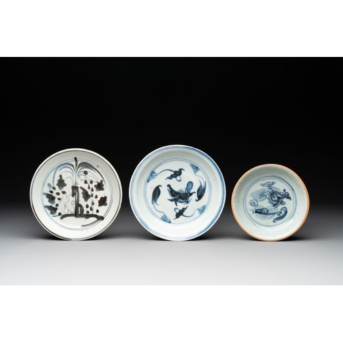 76 - A varied collection of nine Chinese blue and white wares, Ming and laterDia.: 27,5 cm (the largest d... 