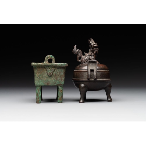 763 - Two Chinese archaistic miniature bronze censers, one with cover, 'ding ', SongH.: 11,7 cm (the talle... 