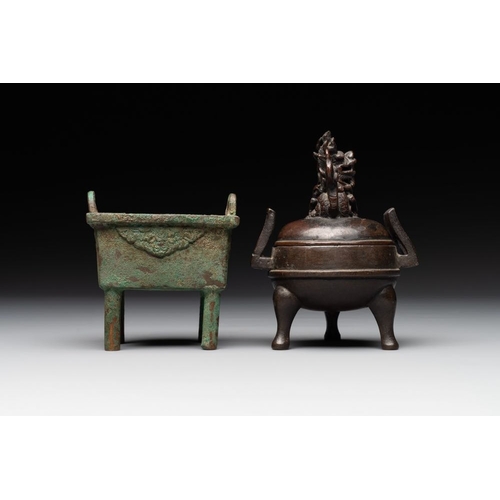 763 - Two Chinese archaistic miniature bronze censers, one with cover, 'ding ', SongH.: 11,7 cm (the talle... 