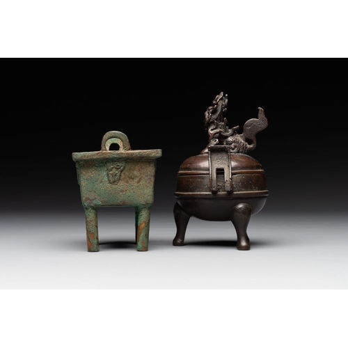 763 - Two Chinese archaistic miniature bronze censers, one with cover, 'ding ', SongH.: 11,7 cm (the talle... 