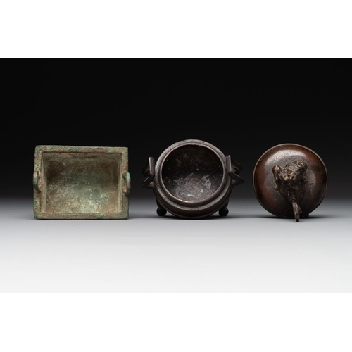 763 - Two Chinese archaistic miniature bronze censers, one with cover, 'ding ', SongH.: 11,7 cm (the talle... 