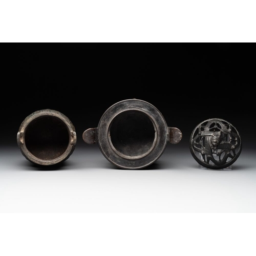 764 - Two Chinese archaistic bronze censers, one with cover, 'ding ', Song/YuanH.: 23,5 cm (the tallest in... 