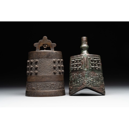 765 - Two Chinese archaistic bronze bells, Song/YuanH.: 18,7 cm (the tallest)H.: 18,5 cm (the smallest)
We... 