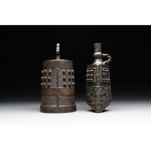 765 - Two Chinese archaistic bronze bells, Song/YuanH.: 18,7 cm (the tallest)H.: 18,5 cm (the smallest)
We... 