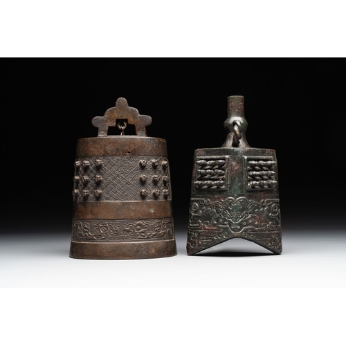 765 - Two Chinese archaistic bronze bells, Song/YuanH.: 18,7 cm (the tallest)H.: 18,5 cm (the smallest)
We... 