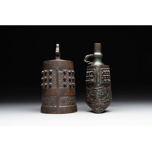 765 - Two Chinese archaistic bronze bells, Song/YuanH.: 18,7 cm (the tallest)H.: 18,5 cm (the smallest)
We... 