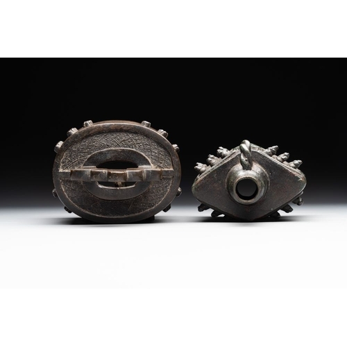 765 - Two Chinese archaistic bronze bells, Song/YuanH.: 18,7 cm (the tallest)H.: 18,5 cm (the smallest)
We... 