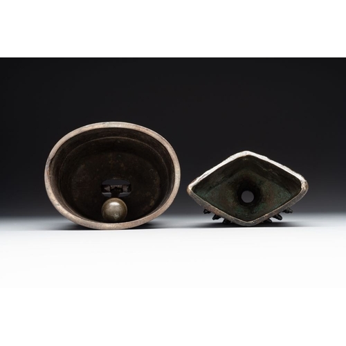 765 - Two Chinese archaistic bronze bells, Song/YuanH.: 18,7 cm (the tallest)H.: 18,5 cm (the smallest)
We... 