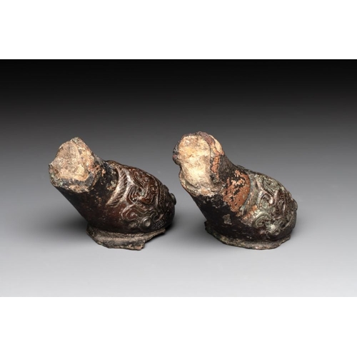 766 - Two Chinese archaic bronze study fragments, Eastern ZhouDim.: 9,5 x 5 x 4,5 (the tallest)Dim.: 8 x 4... 