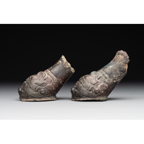 766 - Two Chinese archaic bronze study fragments, Eastern ZhouDim.: 9,5 x 5 x 4,5 (the tallest)Dim.: 8 x 4... 