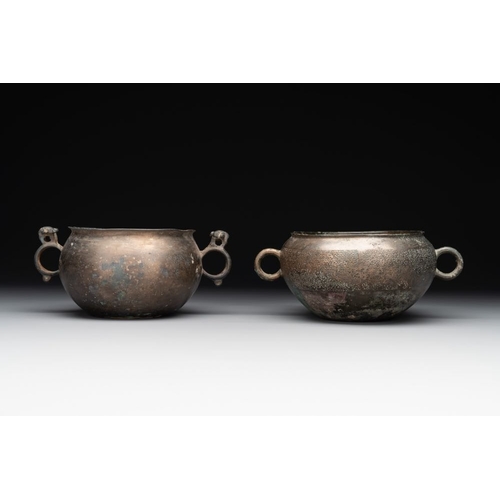 770 - Two archaic bronze ritual wine vessels, 'dui ', Warring States PeriodDim.: 18 x 17 x 7,3 cm (the lar... 