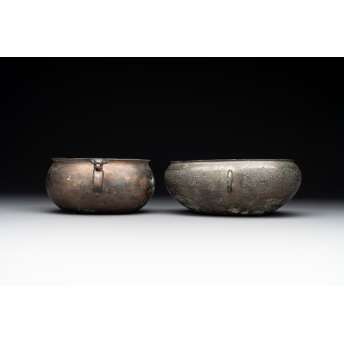 770 - Two archaic bronze ritual wine vessels, 'dui ', Warring States PeriodDim.: 18 x 17 x 7,3 cm (the lar... 