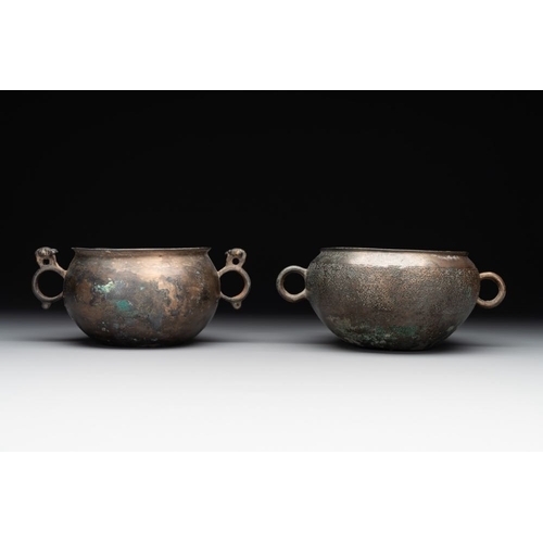 770 - Two archaic bronze ritual wine vessels, 'dui ', Warring States PeriodDim.: 18 x 17 x 7,3 cm (the lar... 