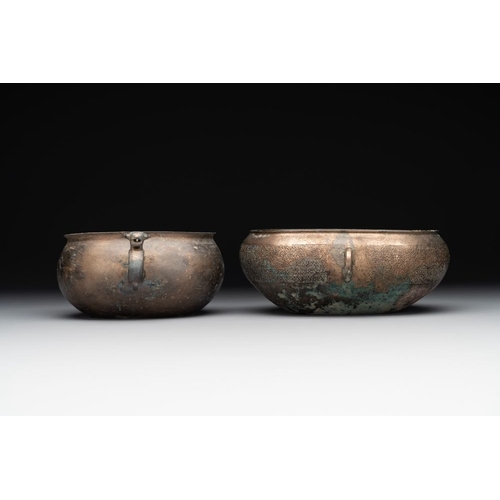 770 - Two archaic bronze ritual wine vessels, 'dui ', Warring States PeriodDim.: 18 x 17 x 7,3 cm (the lar... 