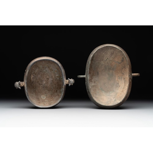 770 - Two archaic bronze ritual wine vessels, 'dui ', Warring States PeriodDim.: 18 x 17 x 7,3 cm (the lar... 