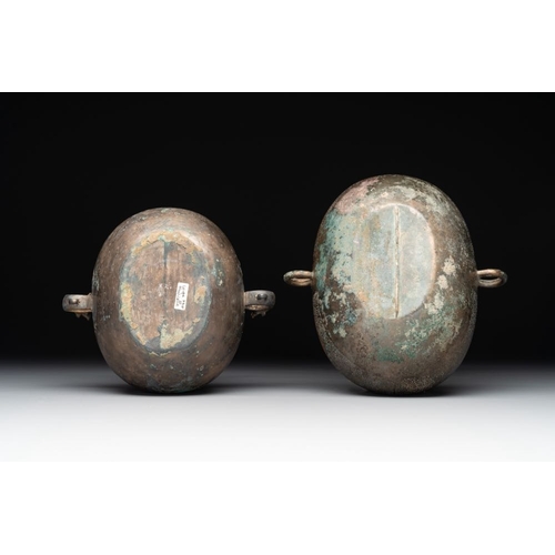 770 - Two archaic bronze ritual wine vessels, 'dui ', Warring States PeriodDim.: 18 x 17 x 7,3 cm (the lar... 