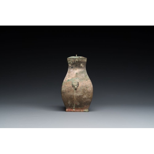 771 - A Chinese bronze ritual wine vessel and cover, 'fang hu ', Warring States PeriodH.: 16 cm
Weight: 42... 