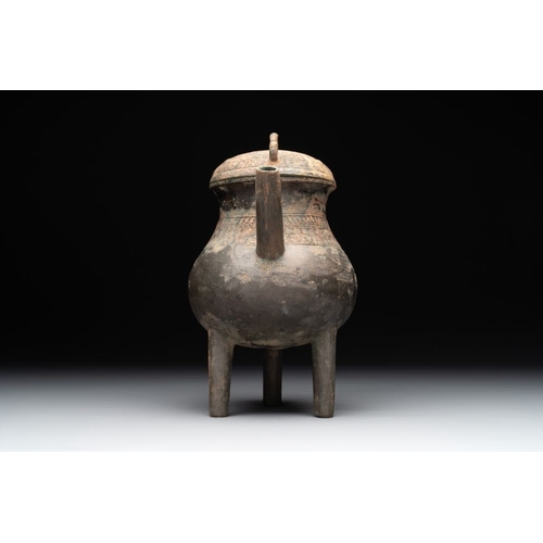 773 - A Chinese inscribed archaic bronze tripod ritual wine vessel and cover, 'He', Western ZhouH.: 25,5 c... 