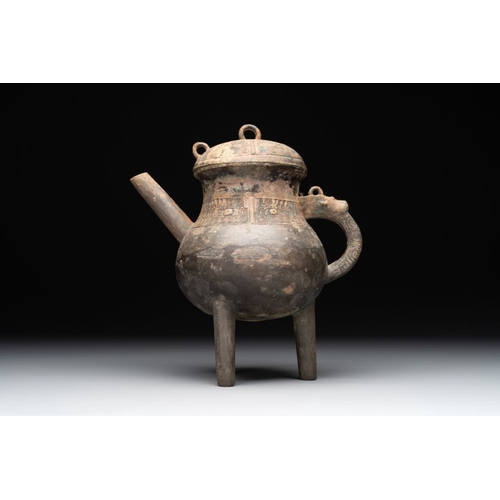 773 - A Chinese inscribed archaic bronze tripod ritual wine vessel and cover, 'He', Western ZhouH.: 25,5 c... 