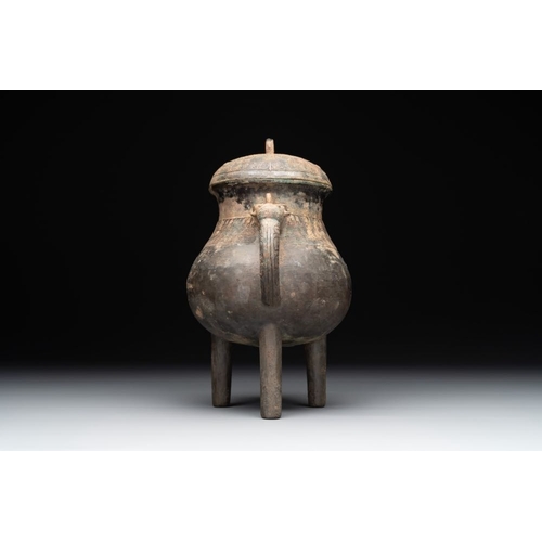 773 - A Chinese inscribed archaic bronze tripod ritual wine vessel and cover, 'He', Western ZhouH.: 25,5 c... 