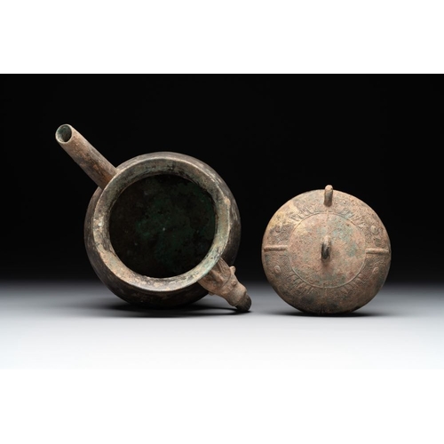 773 - A Chinese inscribed archaic bronze tripod ritual wine vessel and cover, 'He', Western ZhouH.: 25,5 c... 