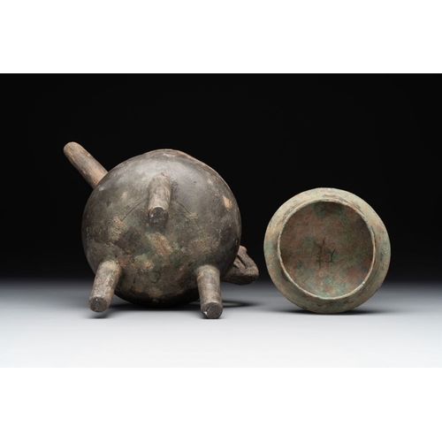 773 - A Chinese inscribed archaic bronze tripod ritual wine vessel and cover, 'He', Western ZhouH.: 25,5 c... 