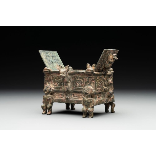 774 - A Chinese archaic bronze ding-shaped  cosmetic box, Spring and Autumn periodDim.: 12 x 10,5 x 8,5 cm... 