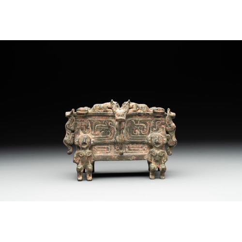 774 - A Chinese archaic bronze ding-shaped  cosmetic box, Spring and Autumn periodDim.: 12 x 10,5 x 8,5 cm... 