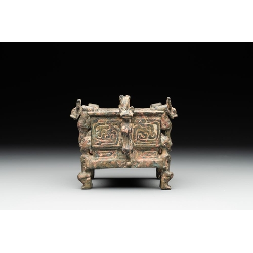 774 - A Chinese archaic bronze ding-shaped  cosmetic box, Spring and Autumn periodDim.: 12 x 10,5 x 8,5 cm... 