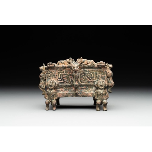 774 - A Chinese archaic bronze ding-shaped  cosmetic box, Spring and Autumn periodDim.: 12 x 10,5 x 8,5 cm... 