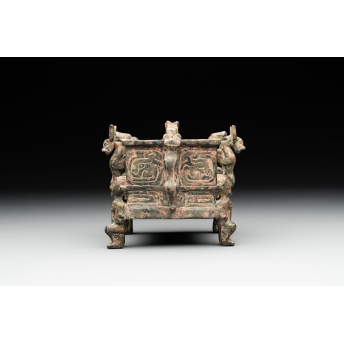 774 - A Chinese archaic bronze ding-shaped  cosmetic box, Spring and Autumn periodDim.: 12 x 10,5 x 8,5 cm... 