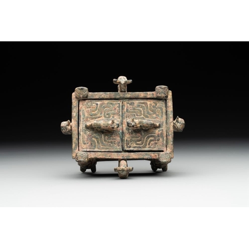 774 - A Chinese archaic bronze ding-shaped  cosmetic box, Spring and Autumn periodDim.: 12 x 10,5 x 8,5 cm... 