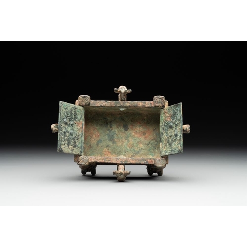 774 - A Chinese archaic bronze ding-shaped  cosmetic box, Spring and Autumn periodDim.: 12 x 10,5 x 8,5 cm... 