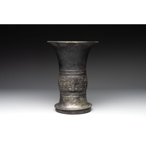 775 - A Chinese archaic bronze ritual wine vessel, 'gu ', Western ZhouH.: 25,5 cm