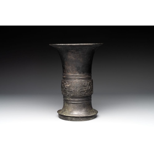 775 - A Chinese archaic bronze ritual wine vessel, 'gu ', Western ZhouH.: 25,5 cm