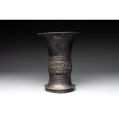 775 - A Chinese archaic bronze ritual wine vessel, 'gu ', Western ZhouH.: 25,5 cm