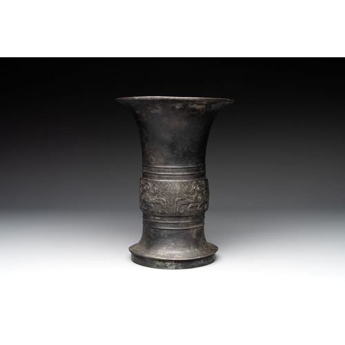 775 - A Chinese archaic bronze ritual wine vessel, 'gu ', Western ZhouH.: 25,5 cm