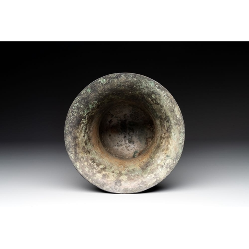 775 - A Chinese archaic bronze ritual wine vessel, 'gu ', Western ZhouH.: 25,5 cm