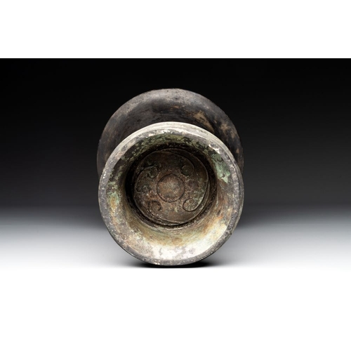 775 - A Chinese archaic bronze ritual wine vessel, 'gu ', Western ZhouH.: 25,5 cm