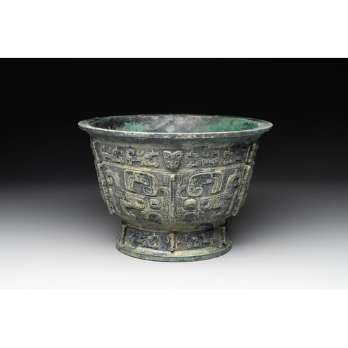 776 - A rare Chinese archaic bronze ritual food vessel, 'gui ', Western ZhouDia.: 26,5 - H.: 17 cm
Weight:... 