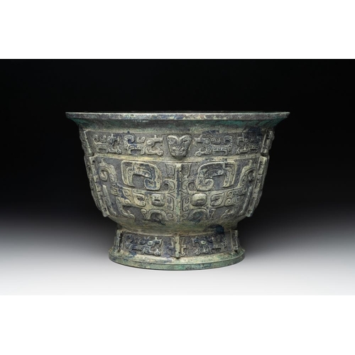 776 - A rare Chinese archaic bronze ritual food vessel, 'gui ', Western ZhouDia.: 26,5 - H.: 17 cm
Weight:... 