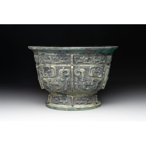 776 - A rare Chinese archaic bronze ritual food vessel, 'gui ', Western ZhouDia.: 26,5 - H.: 17 cm
Weight:... 