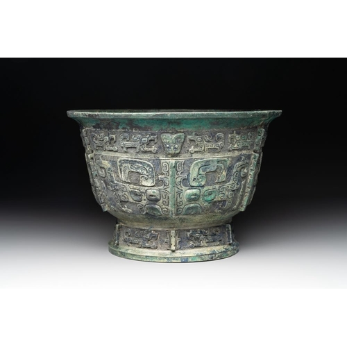 776 - A rare Chinese archaic bronze ritual food vessel, 'gui ', Western ZhouDia.: 26,5 - H.: 17 cm
Weight:... 