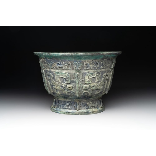 776 - A rare Chinese archaic bronze ritual food vessel, 'gui ', Western ZhouDia.: 26,5 - H.: 17 cm
Weight:... 