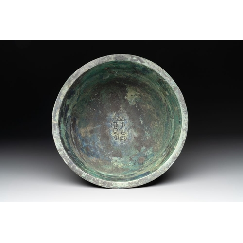 776 - A rare Chinese archaic bronze ritual food vessel, 'gui ', Western ZhouDia.: 26,5 - H.: 17 cm
Weight:... 